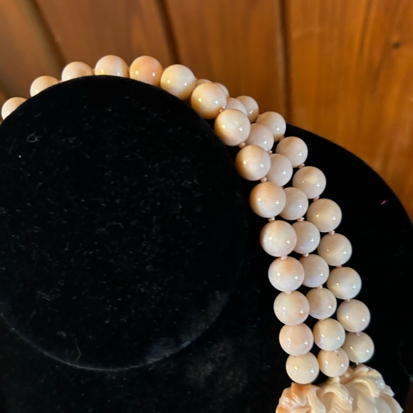 Vintage angel skin coral strand 3 necklace with carved rose - Picture 4 of 7